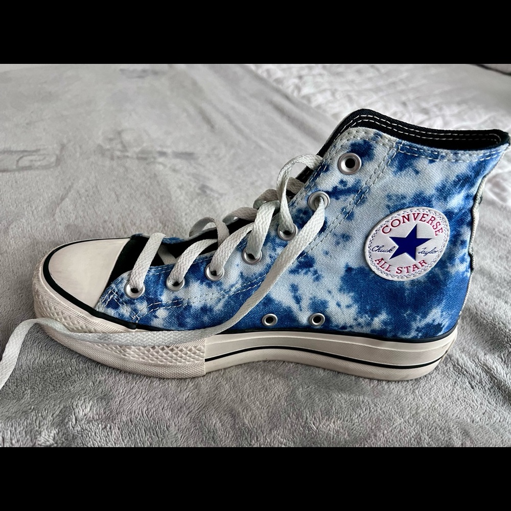Size 6 mens (size 8.5 womens) high top converse